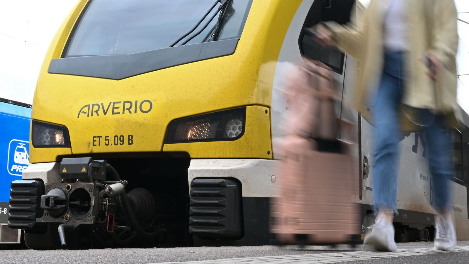 Ein Zug der Bahngesellschaft Arverio steht im Hauptbahnhof in Stuttgart (Archivbild).Foto: Bernd Weißbrod/dpa