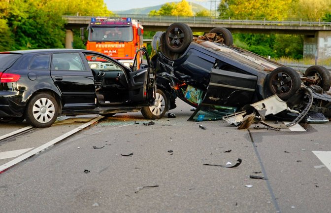 Bei einem Unfall am Montagabend auf der B312 bei Metzingen landetet ein Auto auf dem Dach.<span class='image-autor'>Foto: 7aktuell.de</span>