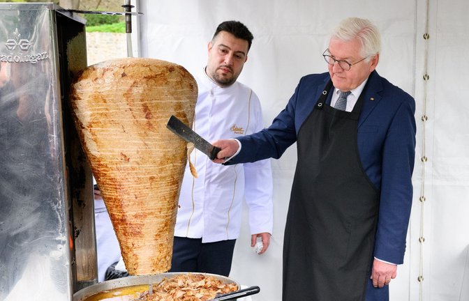 Bundespräsident Frank-Walter Steinmeier  schneidet unter Anleitung des Berliner Gastronoms Arif Keles bei einem Empfang in Istanbul Döner.<span class='image-autor'>Foto: dpa/Bernd von Jutrczenka</span>