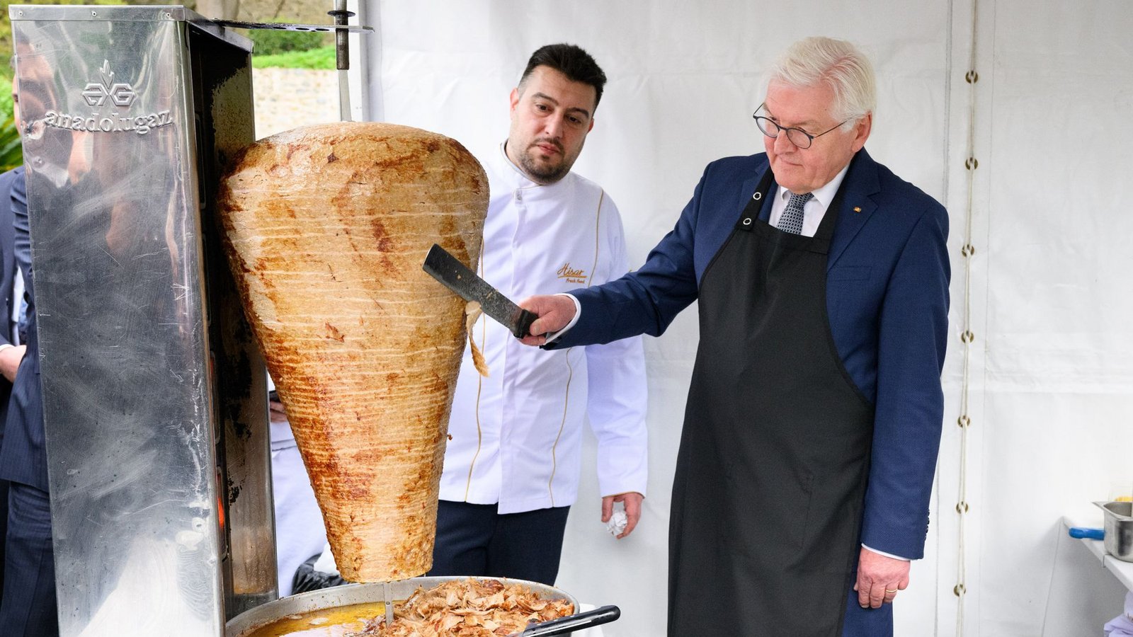Bundespräsident Frank-Walter Steinmeier schneidet unter Anleitung des Berliner Gastronoms Arif Keles bei einem Empfang in Istanbul Döner.Foto: dpa/Bernd von Jutrczenka Bundespräsident Frank-Walter Steinmeier schneidet unter Anleitung des Berliner Gastronoms Arif Keles bei einem Empfang in Istanbul Döner.Foto: dpa/Bernd von Jutrczenka