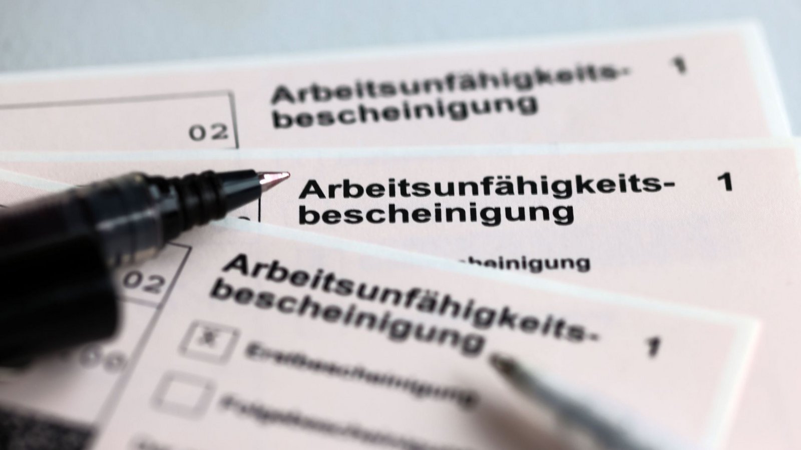 Bundeskanzler Merz hat eine neue Debatte um den Krankenstand in Deutschland losgetreten.Foto: dpa-tmn Bundeskanzler Merz hat eine neue Debatte um den Krankenstand in Deutschland losgetreten.Foto: dpa-tmn