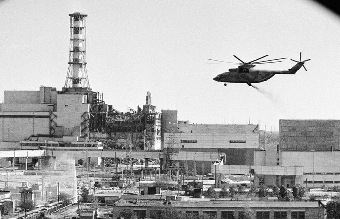 6. Mai 1986: Ein Hubschrauber wirft Sand über dem havarierten Reaktor 4 des Kernkraftwerks von Tschernobyl ab.<span class='image-autor'>Foto: Imago/SNA</span>