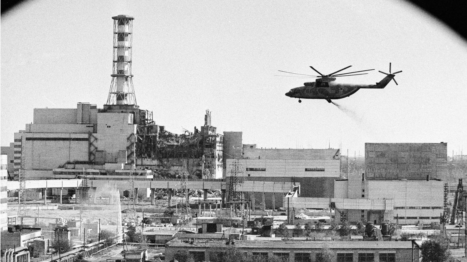6. Mai 1986: Ein Hubschrauber wirft Sand über dem havarierten Reaktor 4 des Kernkraftwerks von Tschernobyl ab.Foto: Imago/SNA 6. Mai 1986: Ein Hubschrauber wirft Sand über dem havarierten Reaktor 4 des Kernkraftwerks von Tschernobyl ab.Foto: Imago/SNA
