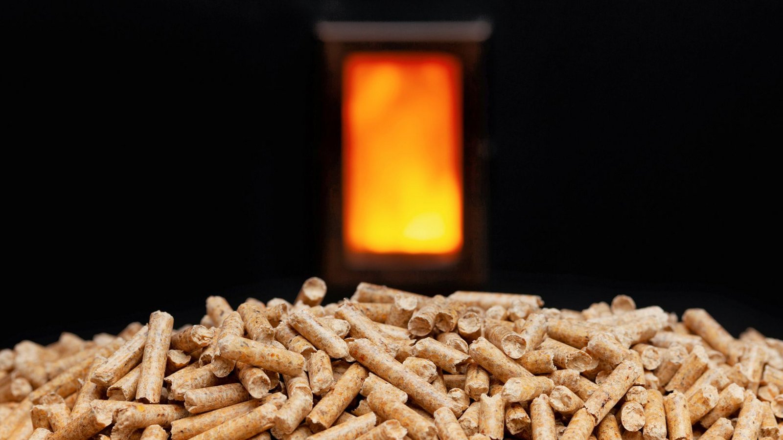 Bei Pelletheizungen wird das gepresste Holz effizient und schadstoffarm verbrannt. Wichtig ist, dass die Pellets von regionalen Lieferanten stammen.Foto: imago/Shotshop Bei Pelletheizungen wird das gepresste Holz effizient und schadstoffarm verbrannt. Wichtig ist, dass die Pellets von regionalen Lieferanten stammen.Foto: imago/Shotshop