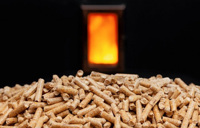 Bei Pelletheizungen  wird das  gepresste Holz effizient und schadstoffarm verbrannt. Wichtig ist,  dass die Pellets  von regionalen Lieferanten stammen.<span class='image-autor'>Foto: imago/Shotshop</span>