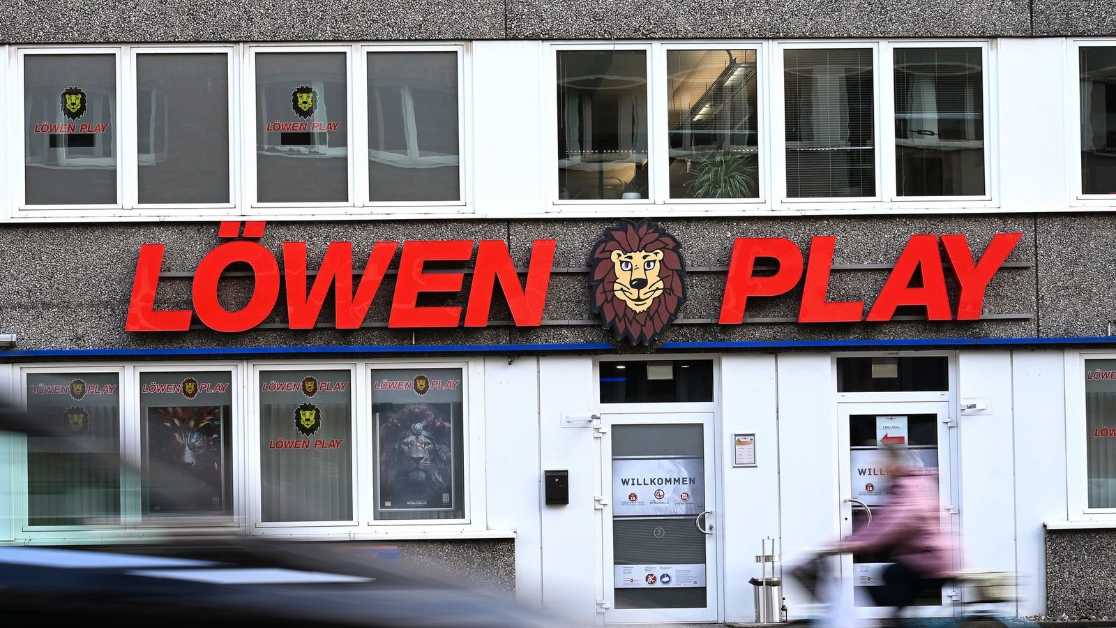 Eine Löwen-Spielothek in Düsseldorf. Verlockend sieht das nicht aus - darf es aber auch nicht, so schreibt es das Gesetz vor.Foto: Wolf von Dewitz/dpa