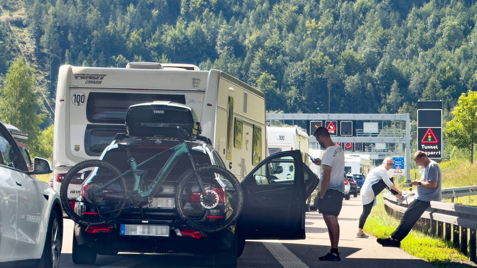 Stau schon am Grenztunnel Füssen (Archiv) – an zwei Tagen soll es hier kein Durchkommen geben.Foto: IMAGO/Action Pictures Stau schon am Grenztunnel Füssen (Archiv) – an zwei Tagen soll es hier kein Durchkommen geben.Foto: IMAGO/Action Pictures