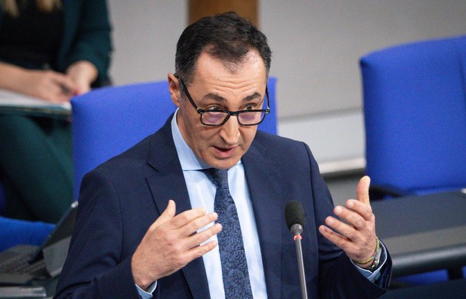 Özdemir bei einer Rede im Bundestag – nicht alle Grünen bedienen sich einer so klaren Sprache wie er; das Ranking aller Kabinettsmitglieder in unserer Bildergalerie.<span class='image-autor'>Foto: imago/Political-Moments/imago</span>
