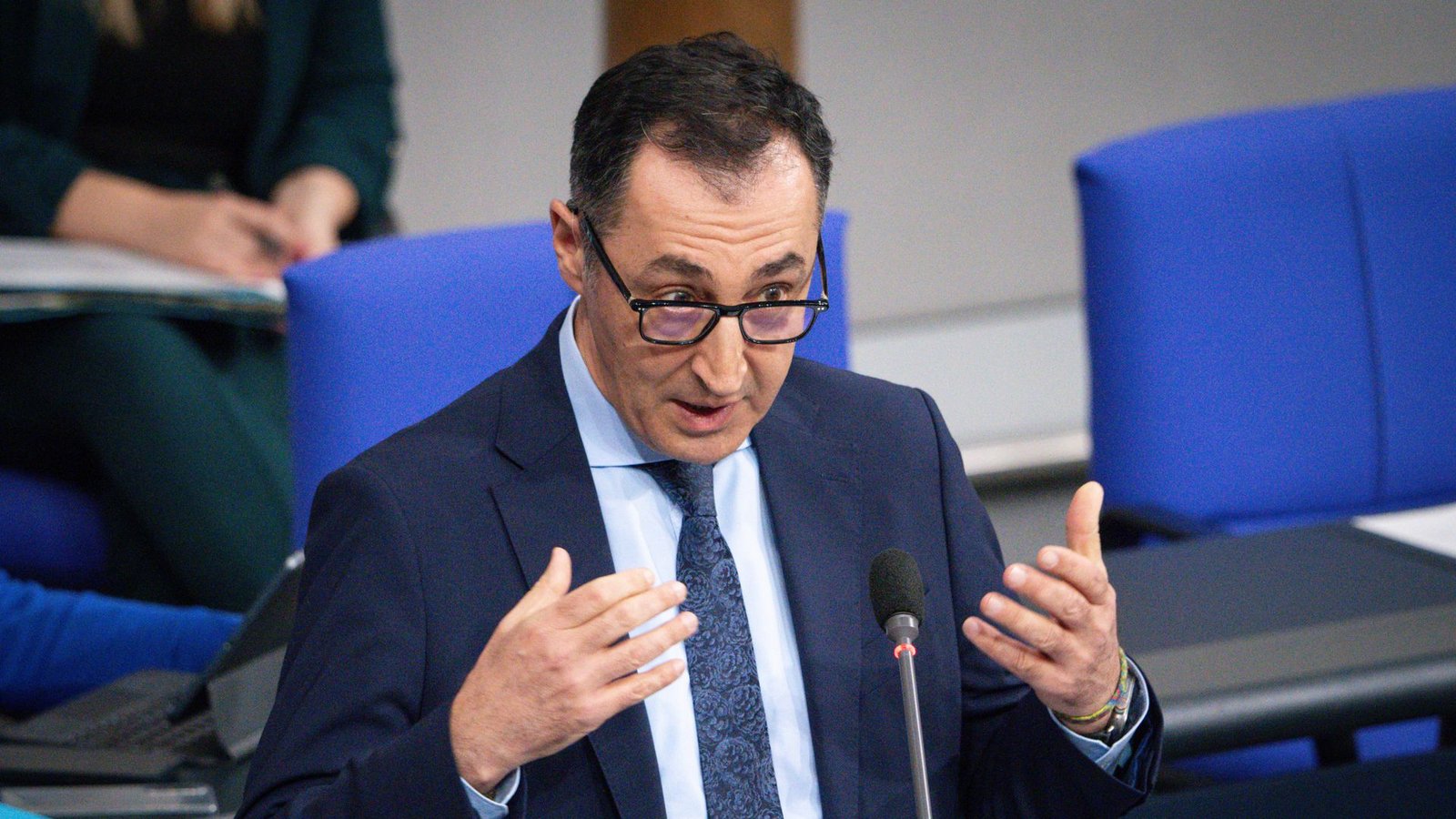 Özdemir bei einer Rede im Bundestag – nicht alle Grünen bedienen sich einer so klaren Sprache wie er; das Ranking aller Kabinettsmitglieder in unserer Bildergalerie.Foto: imago/Political-Moments/imago