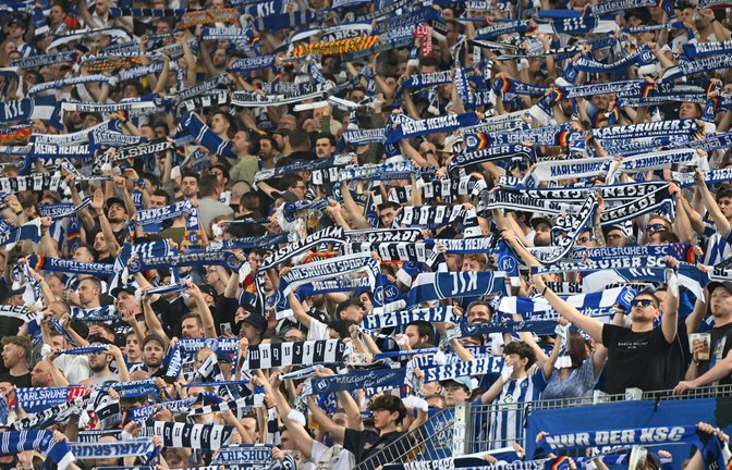 Die KSC-Fans jubeln künftig Spielern zu, die Trikotwerbung eines Landesunternehmens tragen.<span class='image-autor'>Foto: dpa/Uli Deck</span>
