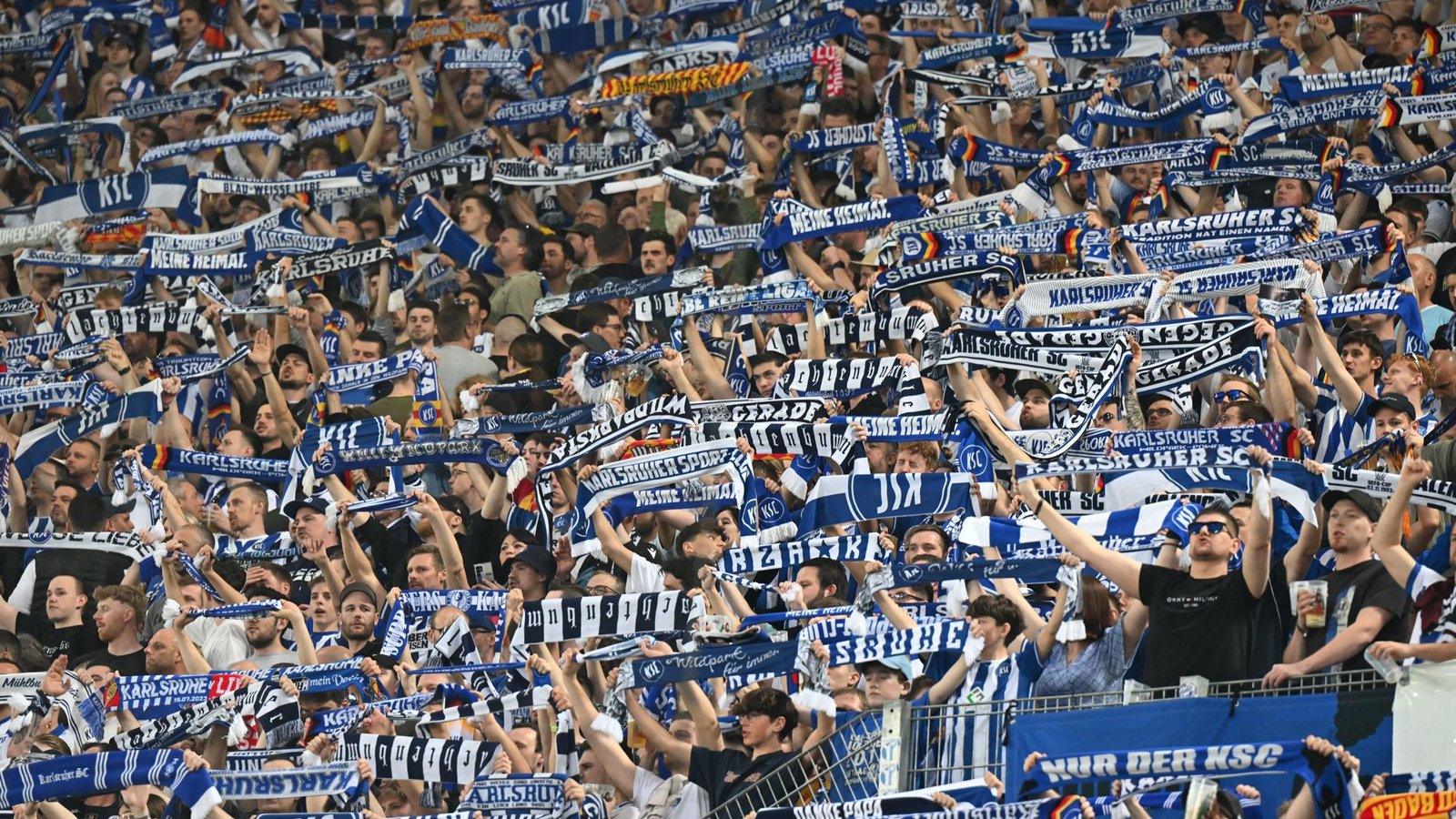 Die KSC-Fans jubeln künftig Spielern zu, die Trikotwerbung eines Landesunternehmens tragen.Foto: dpa/Uli Deck