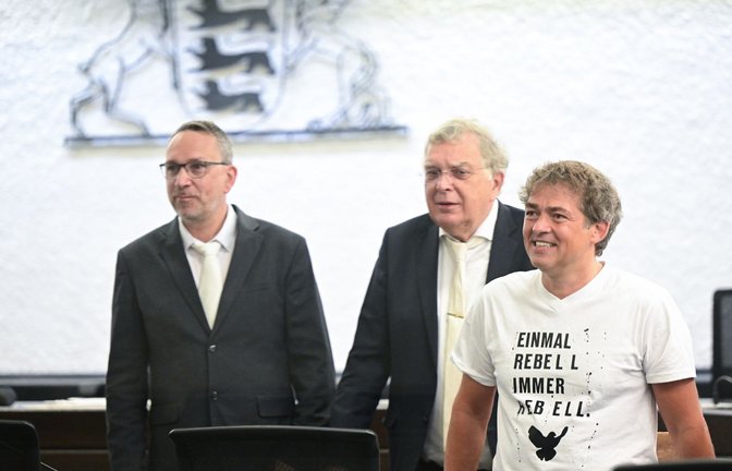Michael Ballweg (50) mit seinen Verteidigern.<span class='image-autor'>Foto: Bernd Weißbrod/dpa POOL/dpa</span>