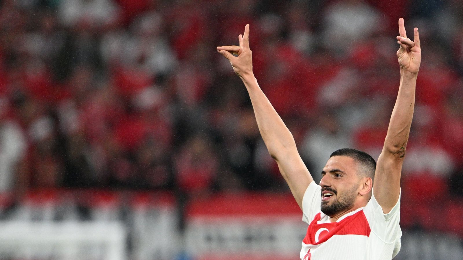 „Meine türkische Identität“ – Damit erklärt Merih Demiral, warum er nach seinem Siegtreffer gegen Österreich den Gruß der ultranationalistischen Grauen Wölfe zeigte.Foto: dpa/Sebastian Christoph Gollnow „Meine türkische Identität“ – Damit erklärt Merih Demiral, warum er nach seinem Siegtreffer gegen Österreich den Gruß der ultranationalistischen Grauen Wölfe zeigte.Foto: dpa/Sebastian Christoph Gollnow