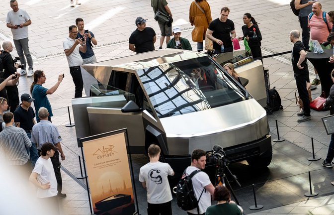 Teslas Cybertruck in der Mall of Berlin. Das Fahrzeug wird ab dieser Woche bis zum 7. Juli an über 100 Standorten in 20 Ländern zu sehen sein.<span class='image-autor'>Foto: Fabian Sommer/dpa</span>