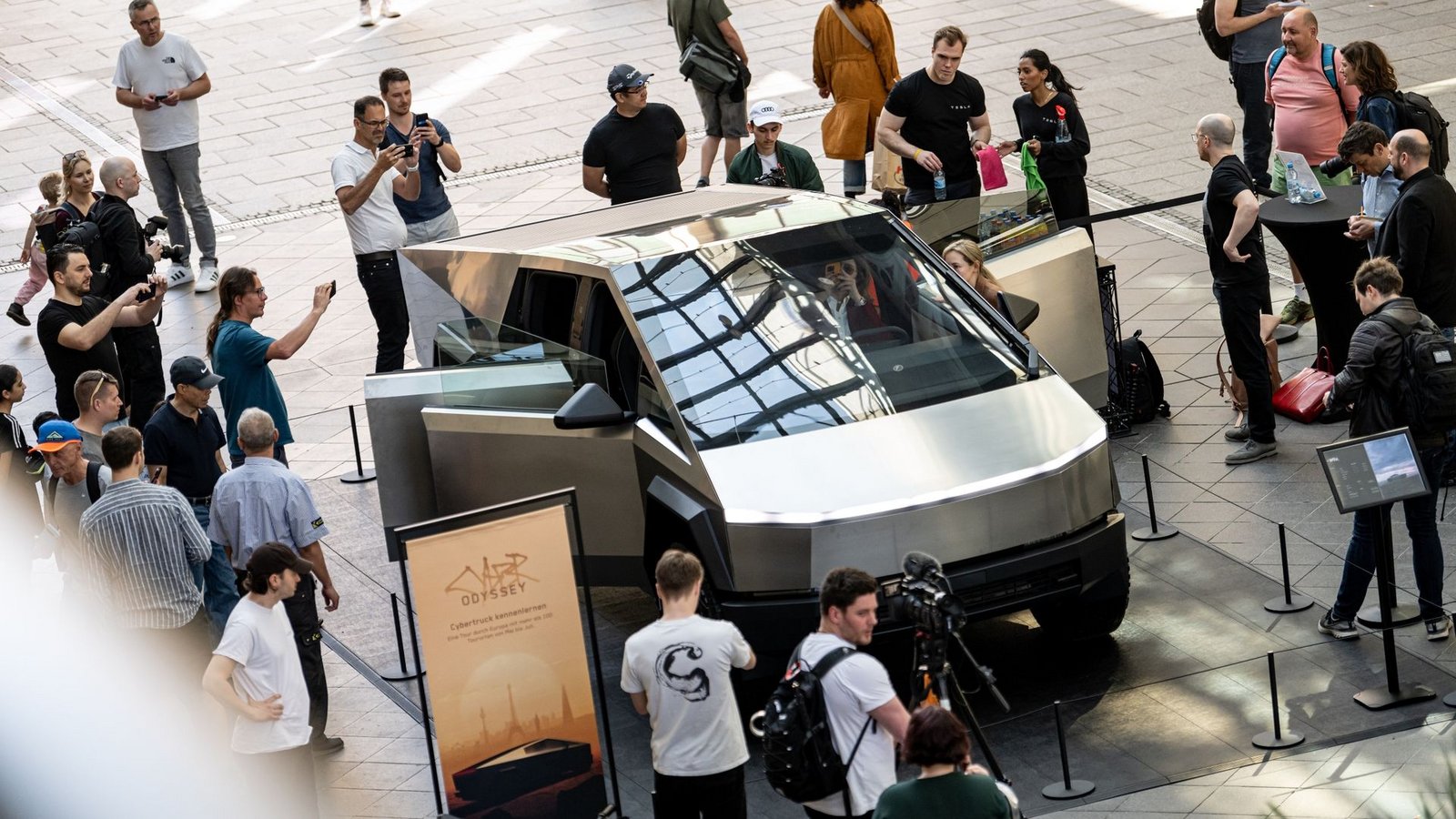 Teslas Cybertruck in der Mall of Berlin. Das Fahrzeug wird ab dieser Woche bis zum 7. Juli an über 100 Standorten in 20 Ländern zu sehen sein.Foto: Fabian Sommer/dpa