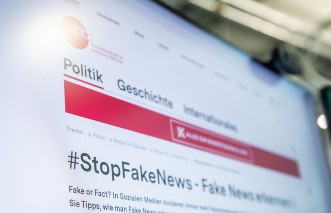 Internetseiten wie die Bundeszentrale für politische Bildung klären über Falschinformationen im Netz auf.<span class='image-autor'>Foto: picture alliance/dpa</span>