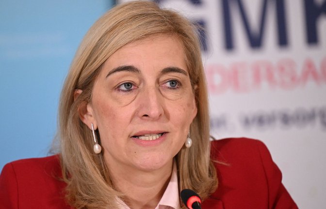 Ministerin Warken hebt das Sparziel für stabile Kassenbeiträge an.<span class='image-autor'>Foto: Julian Stratenschulte/dpa</span>