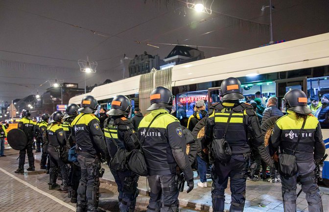 Niederländische Polizeikräfte im Einsatz nach gewaltsamen Ausschreitungen in Amsterdam.<span class='image-autor'>Foto: AFP/VLN NIEWS</span>