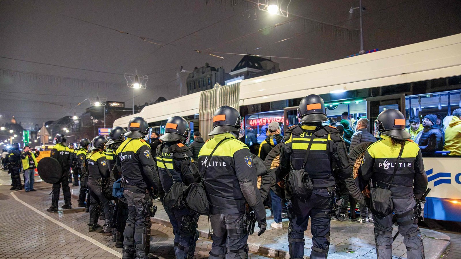 Niederländische Polizeikräfte im Einsatz nach gewaltsamen Ausschreitungen in Amsterdam.Foto: AFP/VLN NIEWS