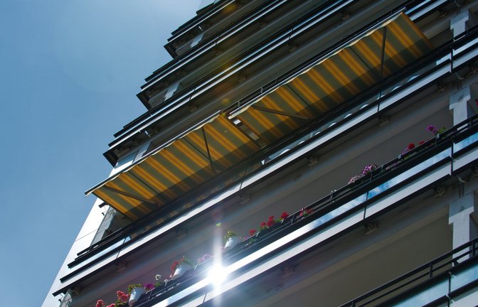 Durch die immer steigenden Temperaturen in Deutschland wollen Ärzte und Architekten auf Hitzeschutz bei Neubauten aufmerksam machen. (Symbolbild)<span class='image-autor'>Foto: dpa-tmn/Andrea Warnecke</span>