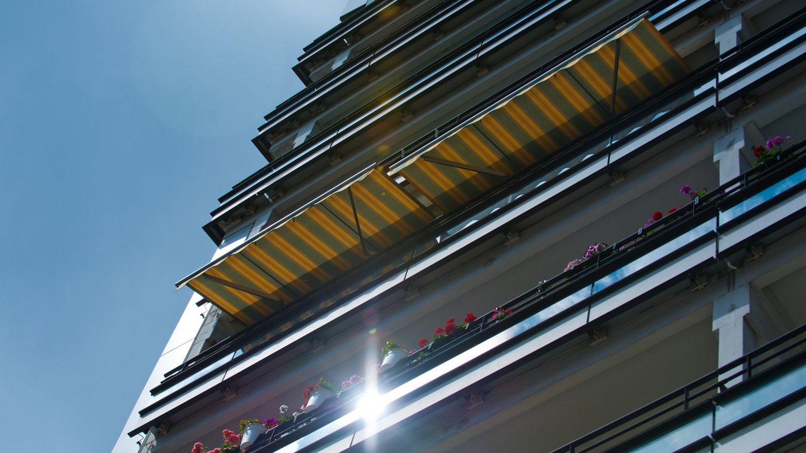Durch die immer steigenden Temperaturen in Deutschland wollen Ärzte und Architekten auf Hitzeschutz bei Neubauten aufmerksam machen. (Symbolbild)Foto: dpa-tmn/Andrea Warnecke Durch die immer steigenden Temperaturen in Deutschland wollen Ärzte und Architekten auf Hitzeschutz bei Neubauten aufmerksam machen. (Symbolbild)Foto: dpa-tmn/Andrea Warnecke