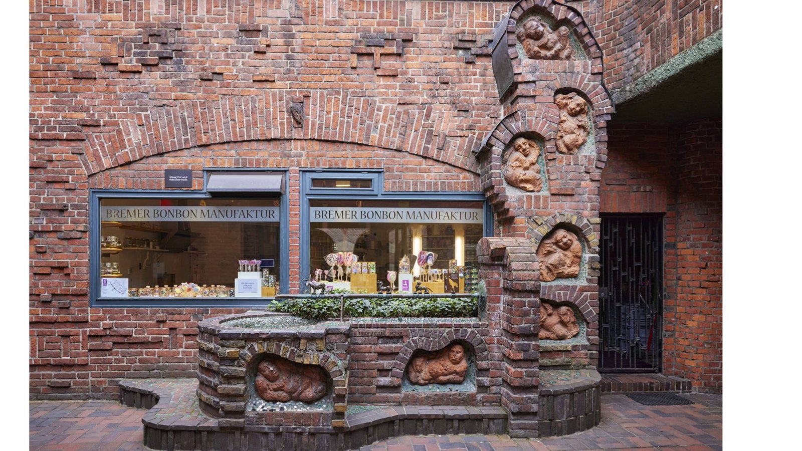Bernhard Hoetgers Werk in Bremen: Der Handwerkshof in der Böttcherstraße mit dem „Sieben-Faulen“-Brunnen, eine Anspielung an „Die sieben Faulen“ Legende.Foto: IMAGO/IMAGO/imageBROKER/Olaf Schulz