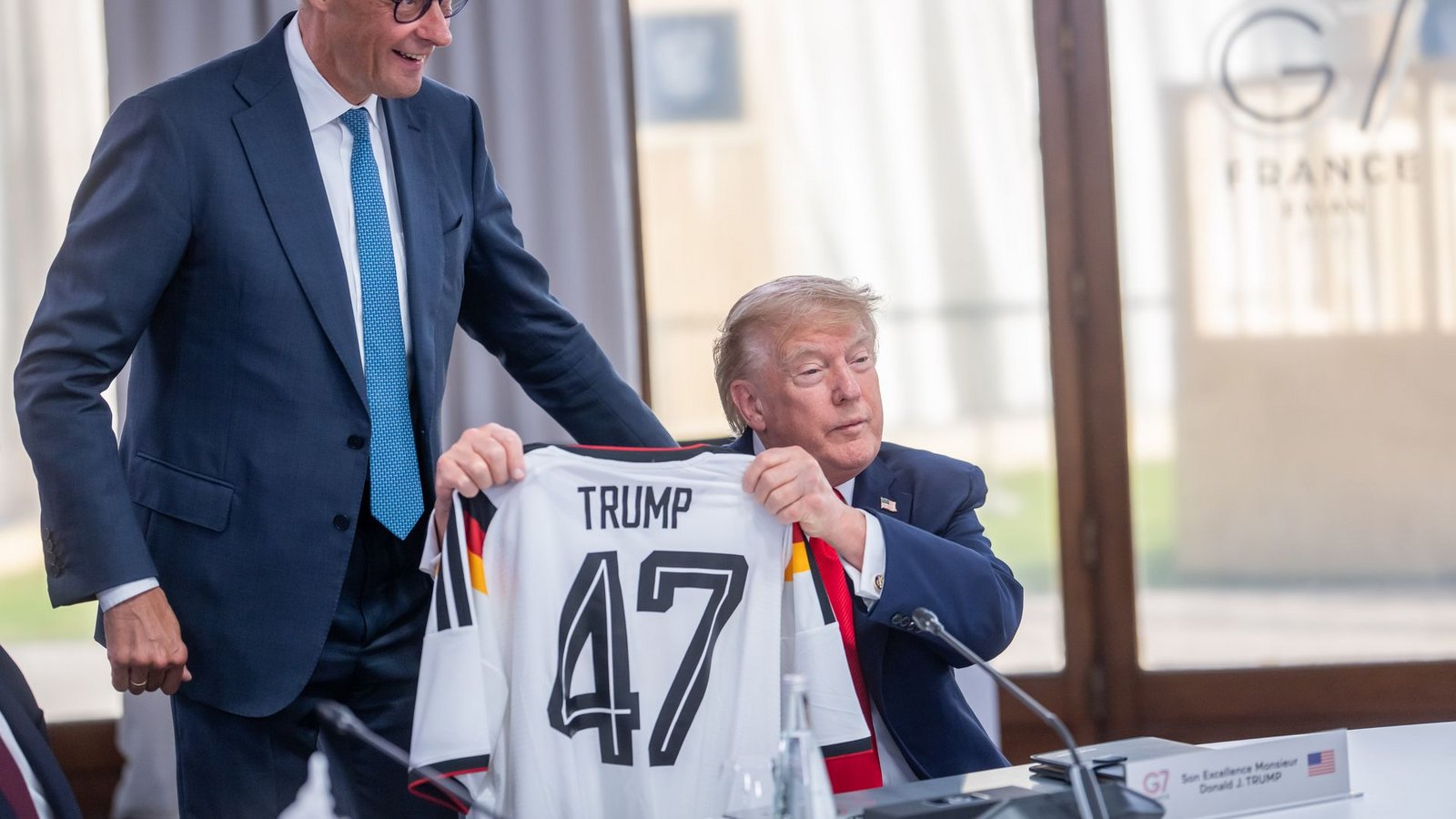 Merz brachte dem US-Präsidenten sogar ein Geschenk mit.Foto: Michael Kappeler/dpa-Pool/dpa