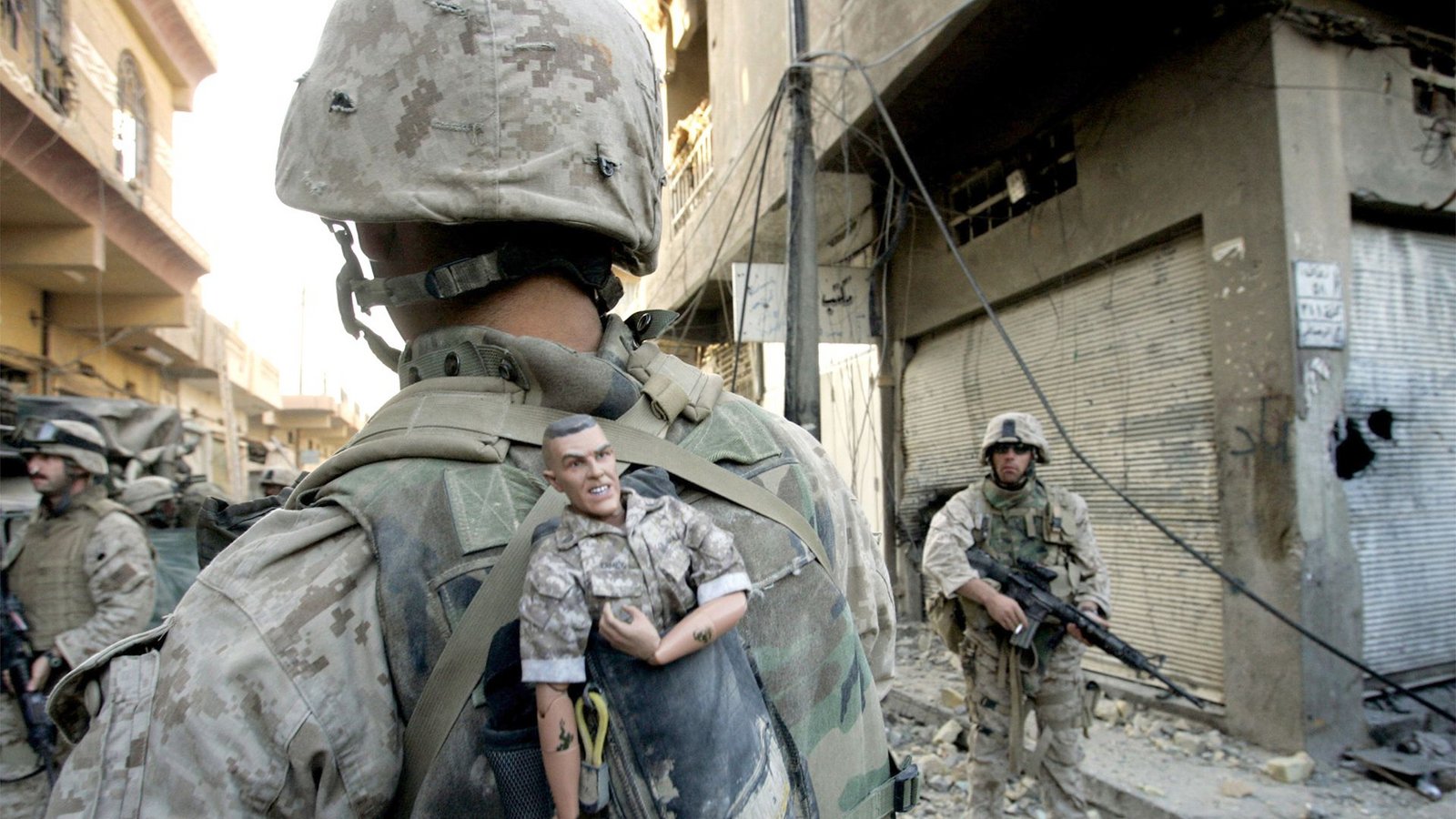 Falludscha, Irak, 2004: Ein junger US-Marine stößt mit seiner Einheit in den westlichen Teil der Stadt vor. Die Aufnahme ist Teil der Serie, für die Anja Niedringhaus 2005 mit dem Pulitzer-Preis für Aktuelle Fotoberichterstattung ausgezeichnet wurde.Foto: SWR/Anja Niedringhaus/pa