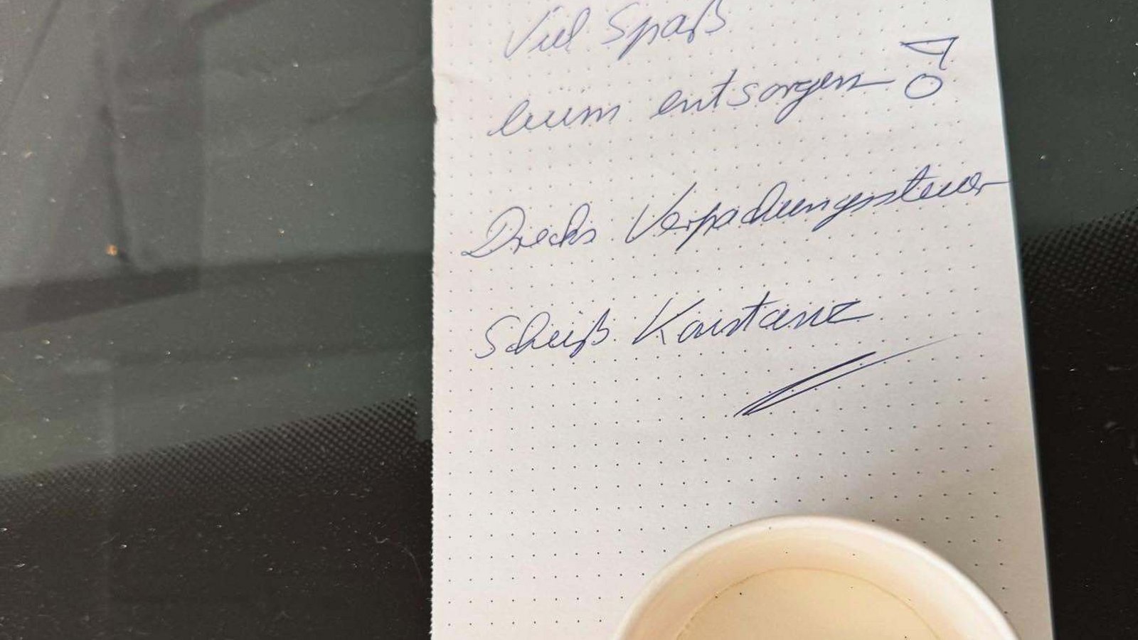 „Drecks Verpackungssteuer, Scheiß Konstanz“: Ein Unbekannter hat seinen leeren Eisbecher am Auto des Konstanzer Oberbürgermeisters entsorgt.Foto: privat „Drecks Verpackungssteuer, Scheiß Konstanz“: Ein Unbekannter hat seinen leeren Eisbecher am Auto des Konstanzer Oberbürgermeisters entsorgt.Foto: privat