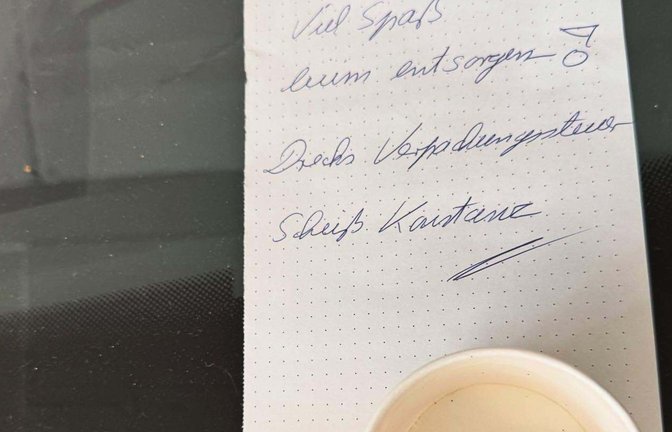 „Drecks Verpackungssteuer, Scheiß Konstanz“: Ein Unbekannter hat seinen leeren Eisbecher am Auto des Konstanzer Oberbürgermeisters entsorgt.<span class='image-autor'>Foto: privat</span>