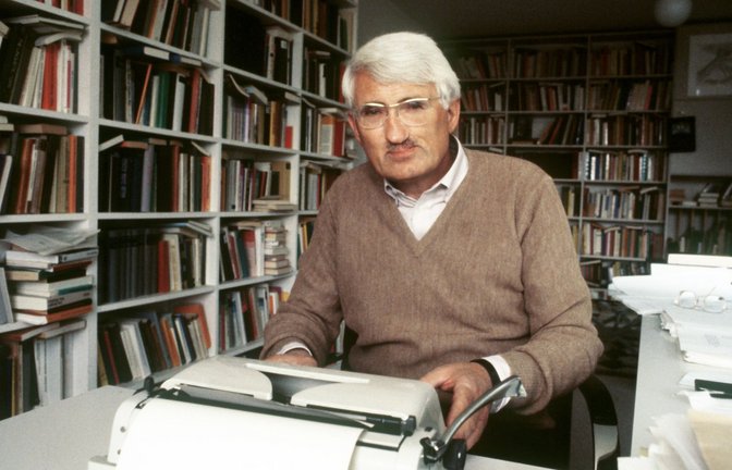 Jürgen Habermas 1981 in seinem Haus in Starnberg. (Archivbild)<span class='image-autor'>Foto: Roland Witschel/dpa</span>
