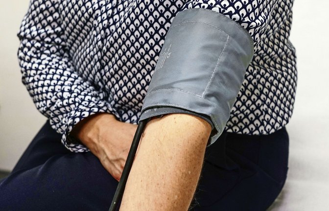 Der Blutdruck wird regelmäßig vom Arzt kontrolliert. Vielfach ist er zu hoch.<span class='image-autor'>Foto: dpa//Eibner-Pressefoto</span>
