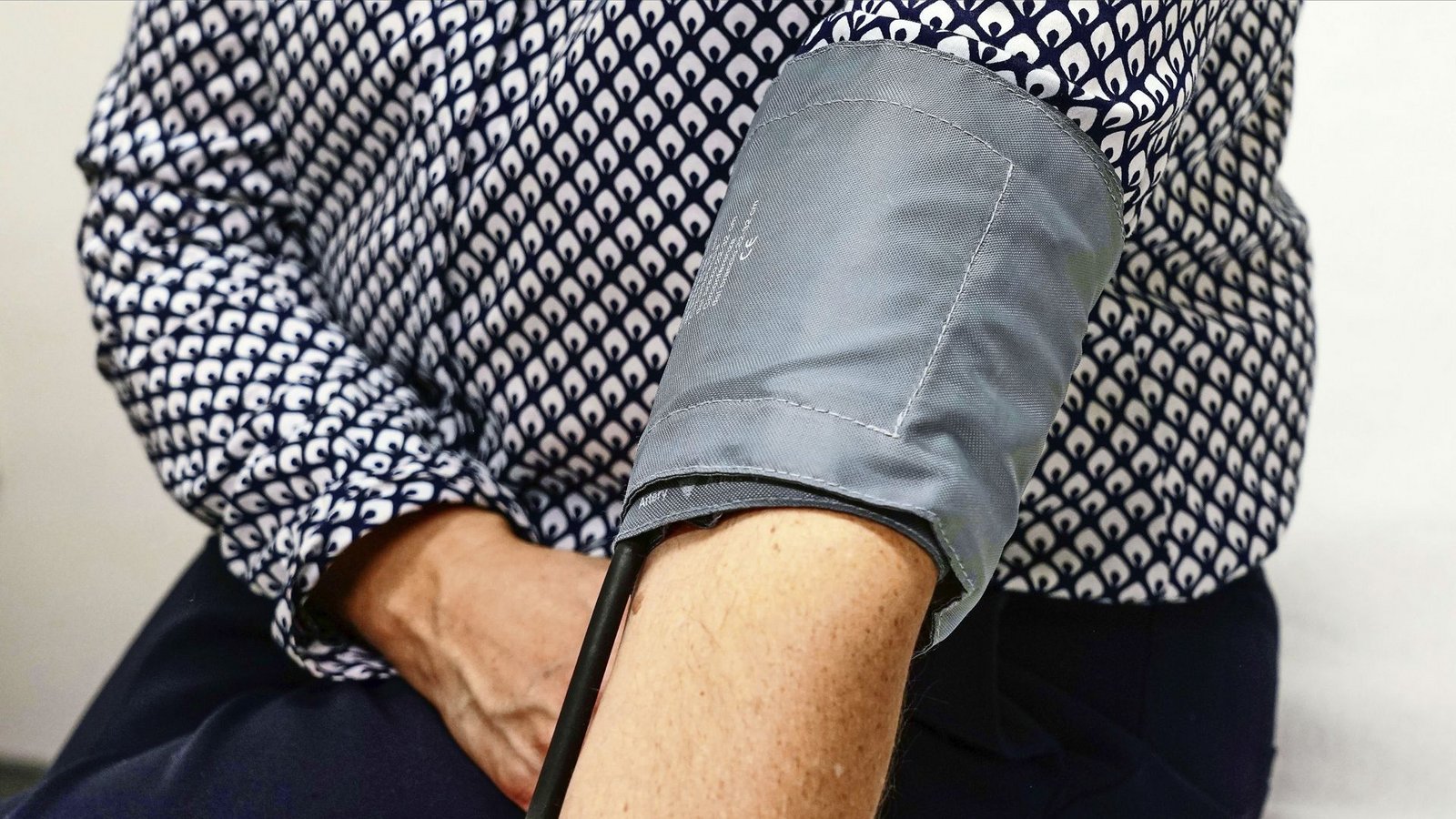 Der Blutdruck wird regelmäßig vom Arzt kontrolliert. Vielfach ist er zu hoch.Foto: dpa//Eibner-Pressefoto Der Blutdruck wird regelmäßig vom Arzt kontrolliert. Vielfach ist er zu hoch.Foto: dpa//Eibner-Pressefoto