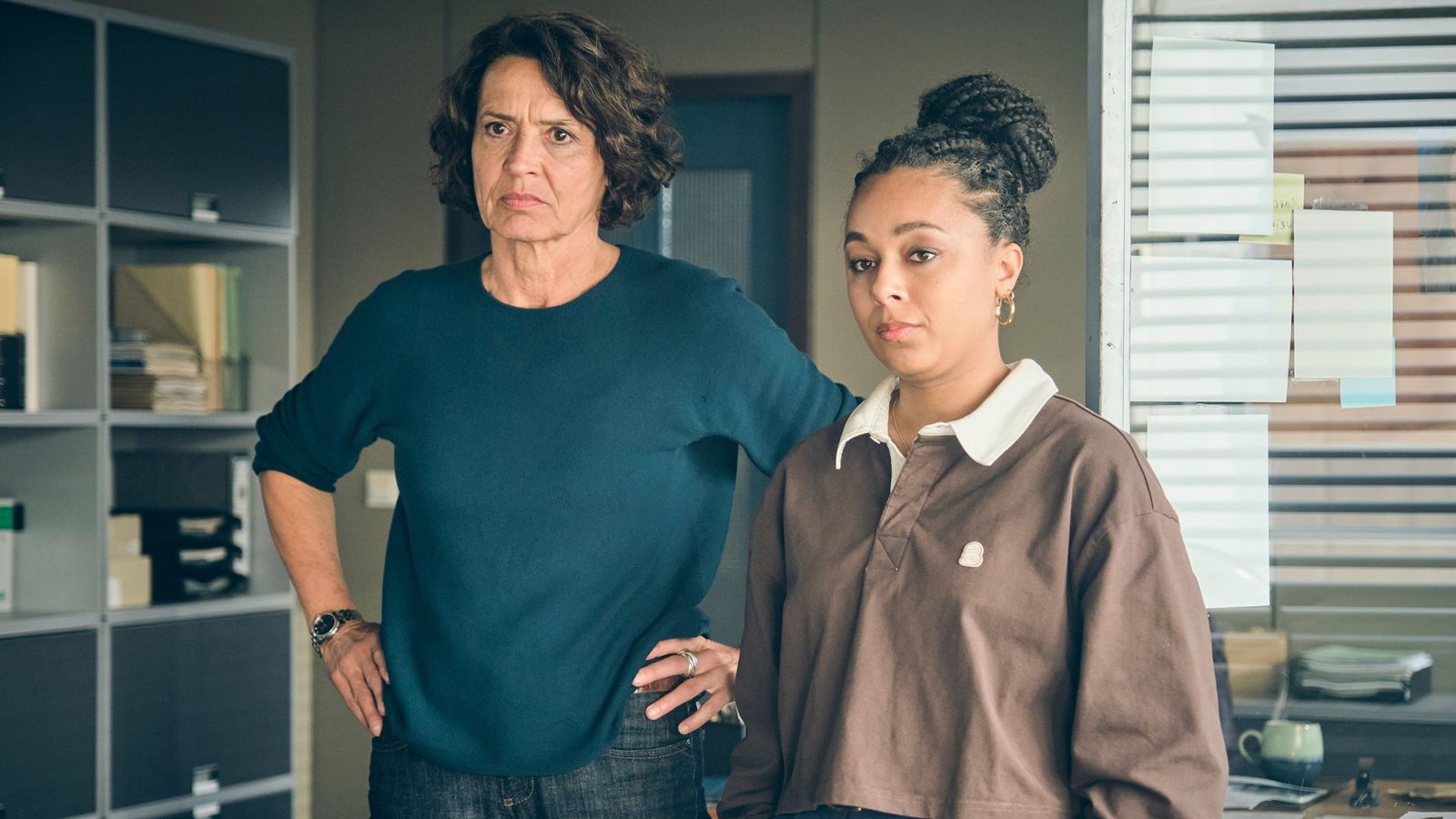 Lena Odenthal (Ulrike Folkerts) und Mara Hermann (Davina Chanel Fox) müssen geheim halten, dass Stern verdeckt ermittelt, da ihr Einsatz nicht offiziell genehmigt wurde.Foto: SWR/Benoît Linder