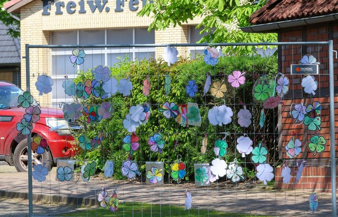 Vor dem Bürgerhaus in Bremervörde hängen gebastelte Kleeblätter mit Wünschen für den vermissten Arian.<span class='image-autor'>Foto: Bodo Marks/dpa</span>