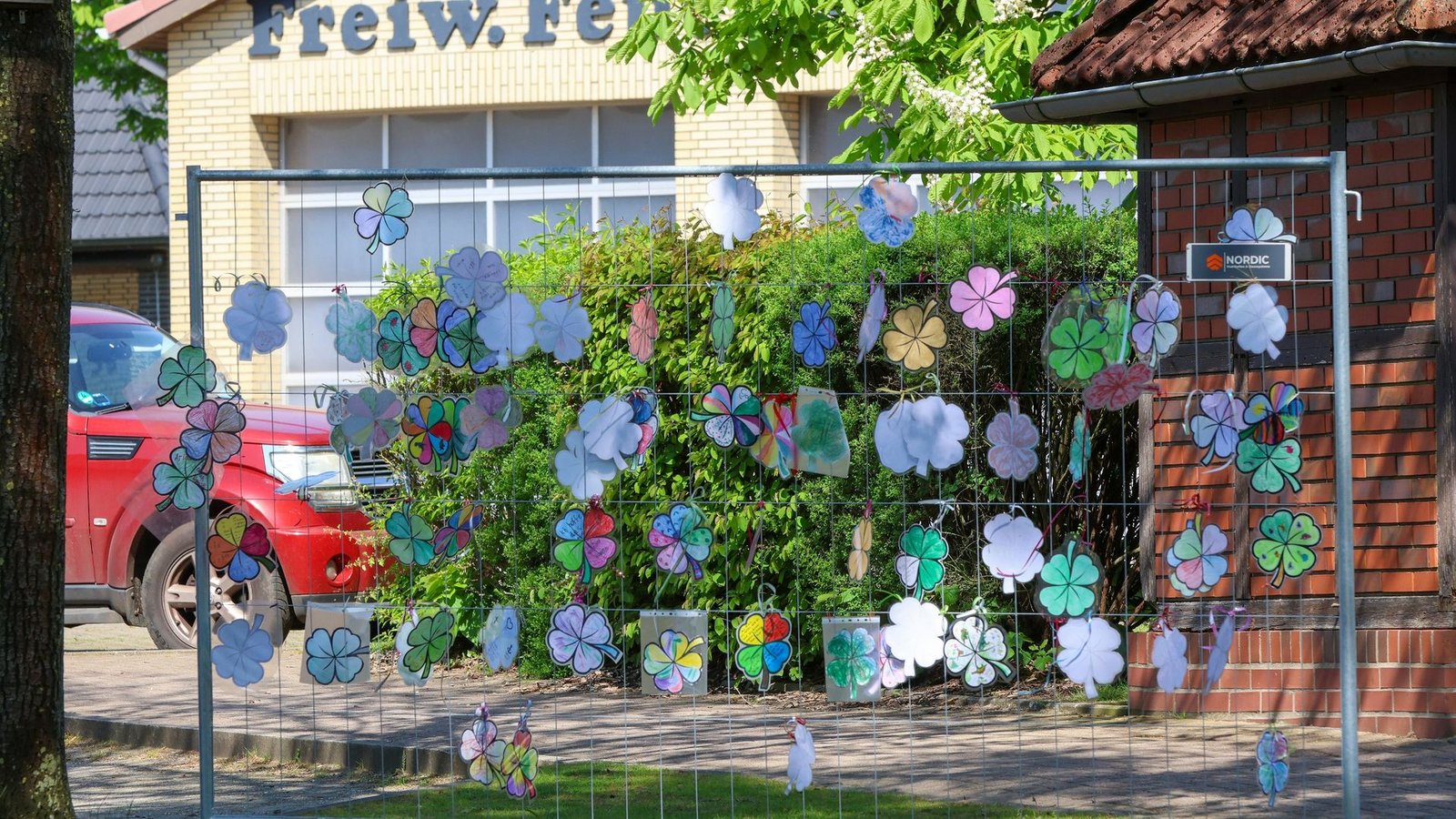 Vor dem Bürgerhaus in Bremervörde hängen gebastelte Kleeblätter mit Wünschen für den vermissten Arian.Foto: Bodo Marks/dpa