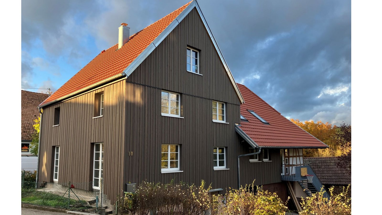 . . . und danach – Wohnhaus mit Scheune sind im Jahr 2025 angekommen nach der von Simon Schmidt geplanten Sanierung.Foto: Simon Schmidt