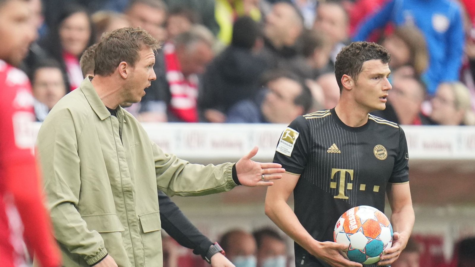 Trainer Julian Nagelsmann (l) gibt während des Spiels in Mainz Benjamin Pavard Anweisungen.Foto: Thomas Frey/dpa