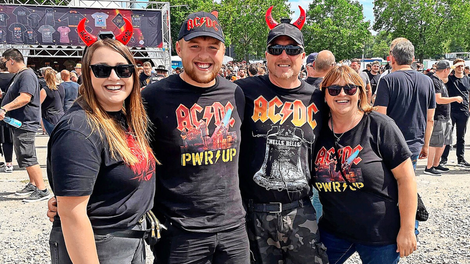 Die Hörnchen gehören dazu: AC/DC-Fans auf dem Cannstatter Wasen.Foto: /ubo Die Hörnchen gehören dazu: AC/DC-Fans auf dem Cannstatter Wasen.Foto: /ubo