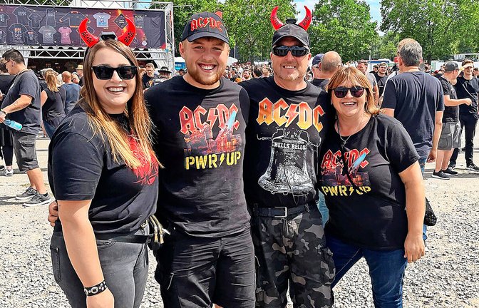 Die Hörnchen gehören dazu: AC/DC-Fans auf dem Cannstatter Wasen.<span class='image-autor'>Foto: /ubo</span>