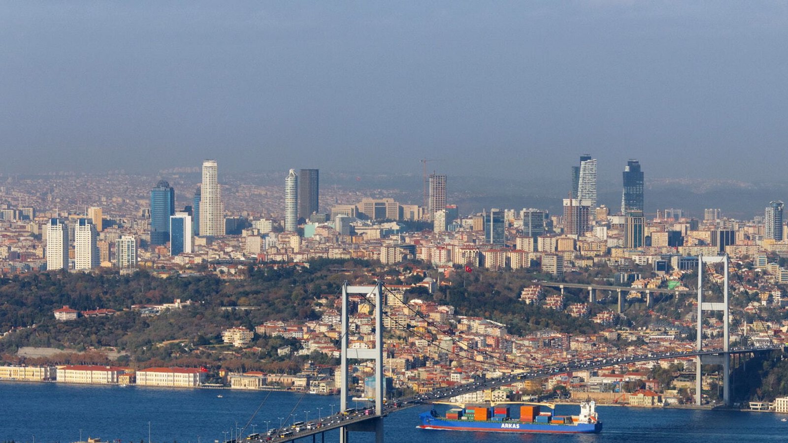 Istanbul (Türkei): Istanbul liegt entlang der Nordanatolischen Verwerfung, einer tektonischen Grenze, an der zwei Erdplatten kollidieren. Die Experten gehen von einem Beben der Stärke 7 und mehr aus. Das Epizentrum könnte im Marmarameer 20 Kilometer südlich Istanbuls liegen. Laut Studien könnten bis zu 60 000 Menschen sterben.Foto: Wikipedia commons/ Alexxx Malev/CC BY-SA 3.0 Istanbul (Türkei): Istanbul liegt entlang der Nordanatolischen Verwerfung, einer tektonischen Grenze, an der zwei Erdplatten kollidieren. Die Experten gehen von einem Beben der Stärke 7 und mehr aus. Das Epizentrum könnte im Marmarameer 20 Kilometer südlich Istanbuls liegen. Laut Studien könnten bis zu 60 000 Menschen sterben.Foto: Wikipedia commons/ Alexxx Malev/CC BY-SA 3.0