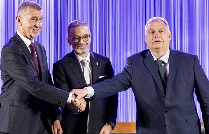 Drei Männer mit großen Ambitionen. Andrej Babis, Herbert Kickl und Viktor Orban (von links) schmieden an einer neuen, extrem-rechten Fraktion im Europaparlament.<span class='image-autor'>Foto: dpa/Tobias Steinmaurer</span>