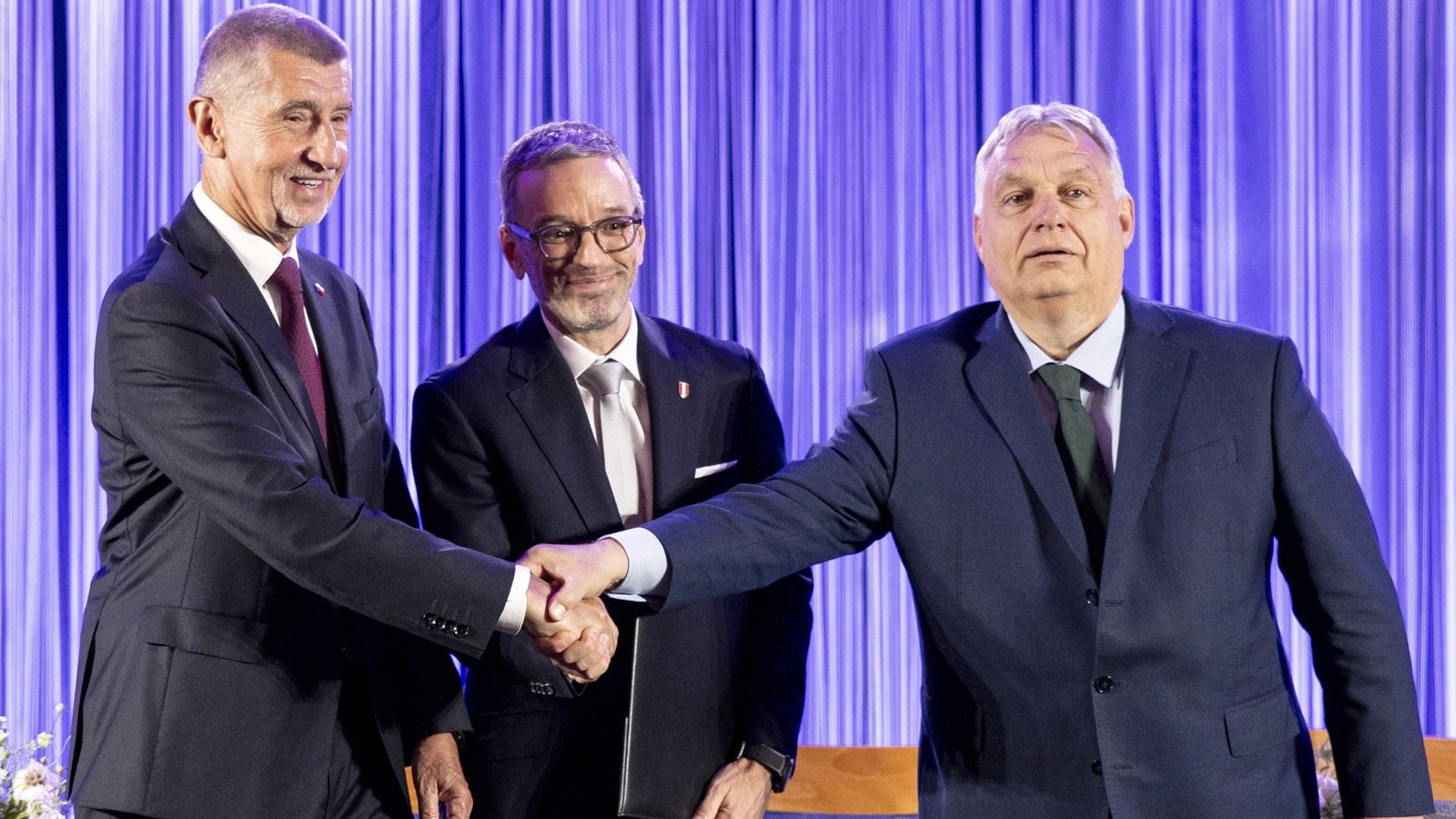 Drei Männer mit großen Ambitionen. Andrej Babis, Herbert Kickl und Viktor Orban (von links) schmieden an einer neuen, extrem-rechten Fraktion im Europaparlament.Foto: dpa/Tobias Steinmaurer Drei Männer mit großen Ambitionen. Andrej Babis, Herbert Kickl und Viktor Orban (von links) schmieden an einer neuen, extrem-rechten Fraktion im Europaparlament.Foto: dpa/Tobias Steinmaurer