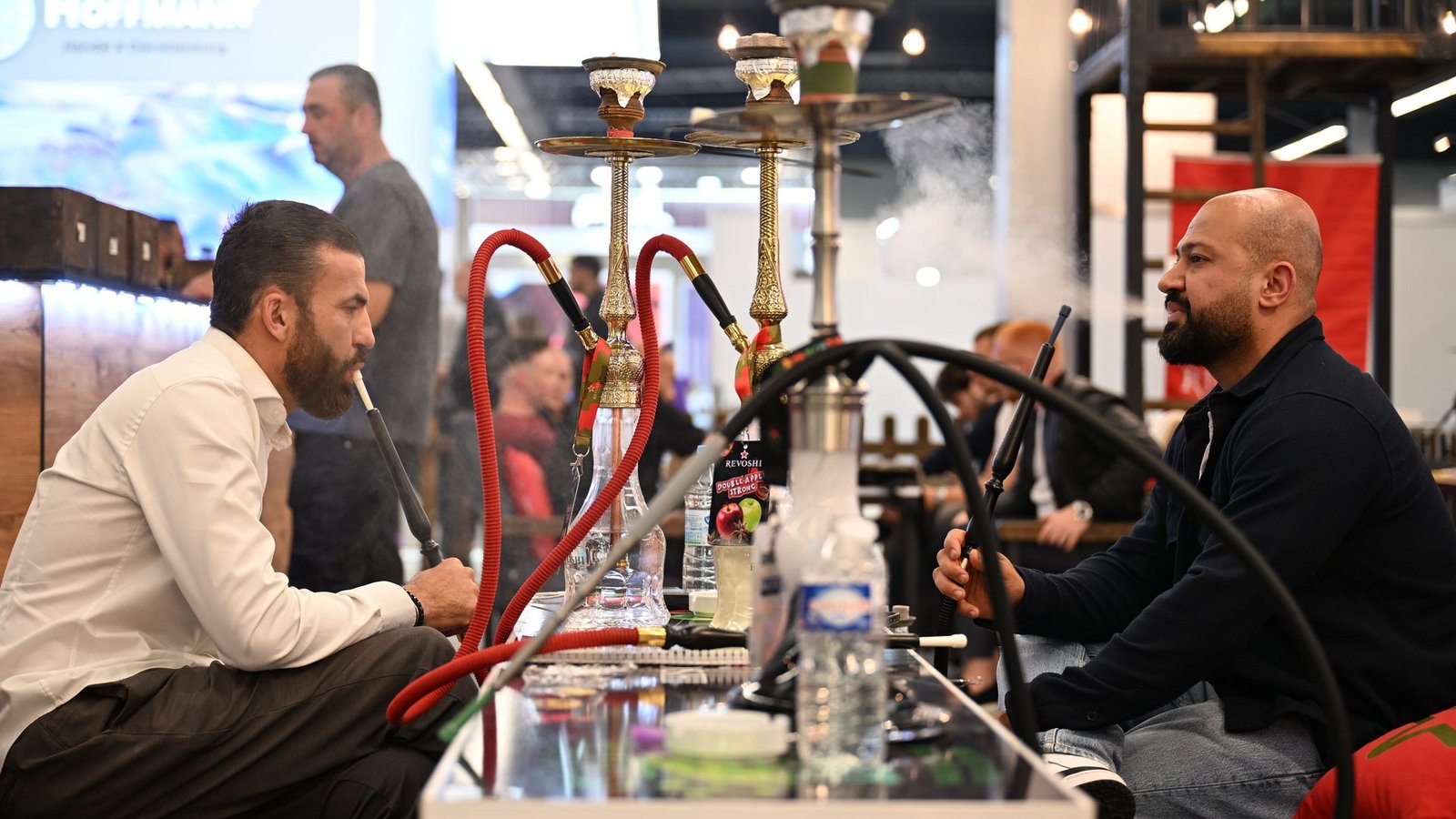 Besucher der Fachmesse Intertabac beim Wasserpfeife-Rauchen.Foto: Wolf von Dewitz/dpa