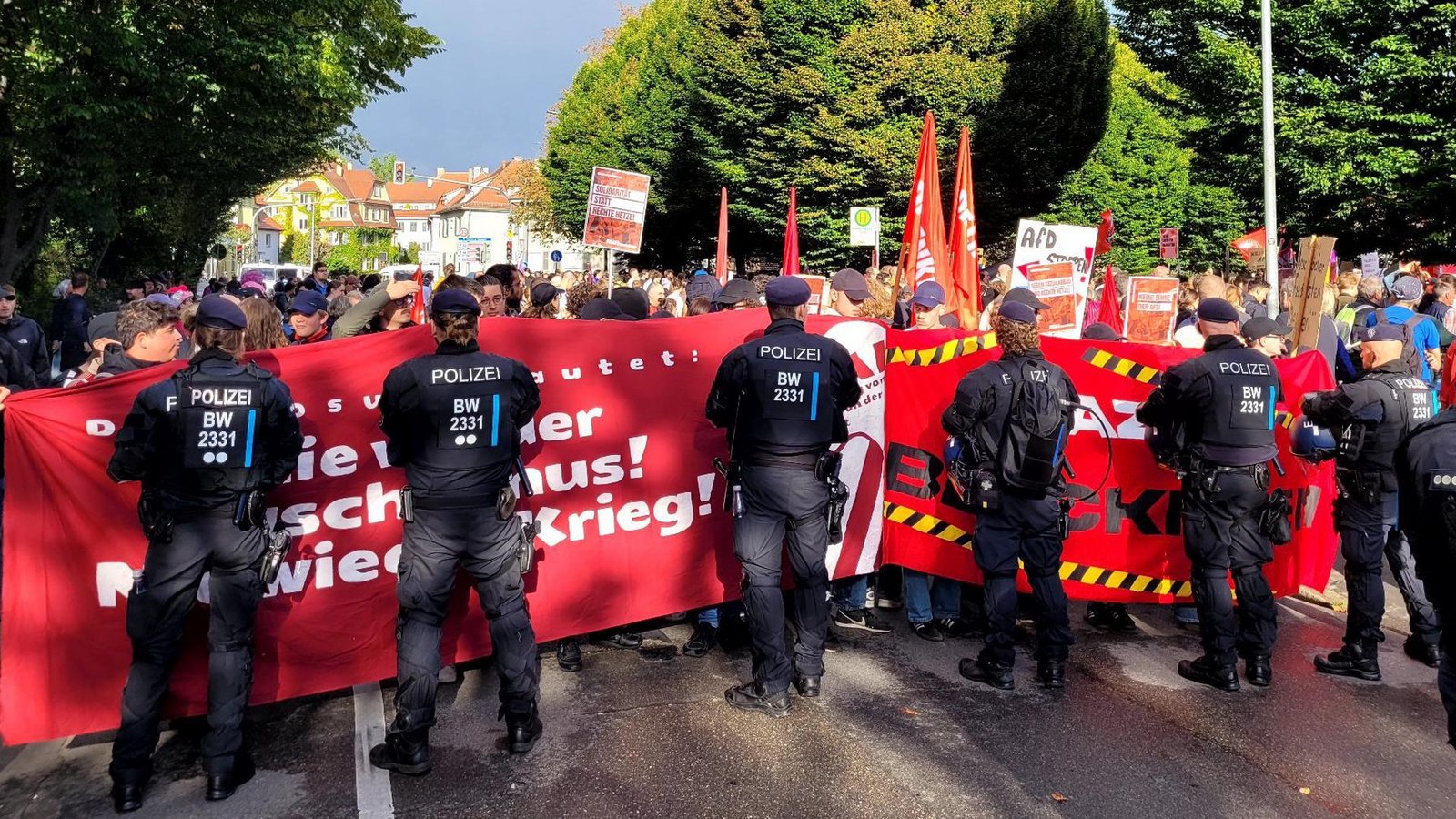 Antifa und Polizei stehen neben der Halle Auge in Auge.Foto: StZN/Michael Bosch