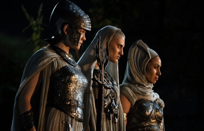 Drei Mystikerinnen (Edith Poor, l., Bridie Sisson, M., Kali Kopae, r.) suchen im Lager der Harfüße nach dem Fremden.<span class='image-autor'>Foto: ZDF und © 2022 Amazon Content Services LLC</span>