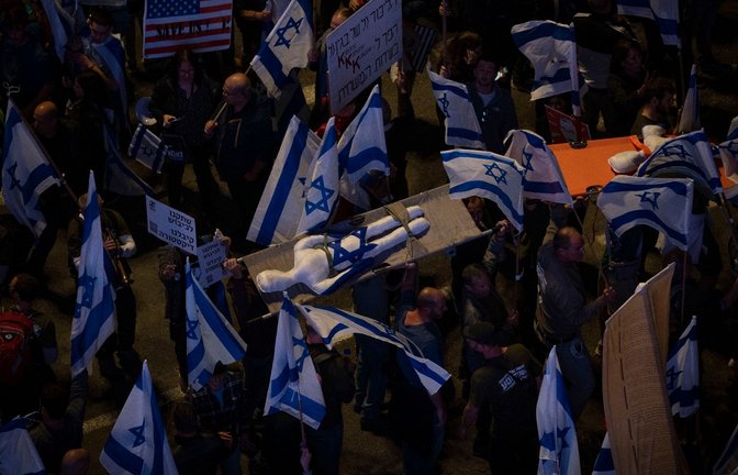 Mit einem ungewöhnlichen Protest - eine ausgestopfte Puppe auf einer Trage - demonstrieren israelische Militärreservisten in Tel Aviv gegen die Justizreform.<span class='image-autor'>Foto: Oded Balilty/AP/dpa</span>