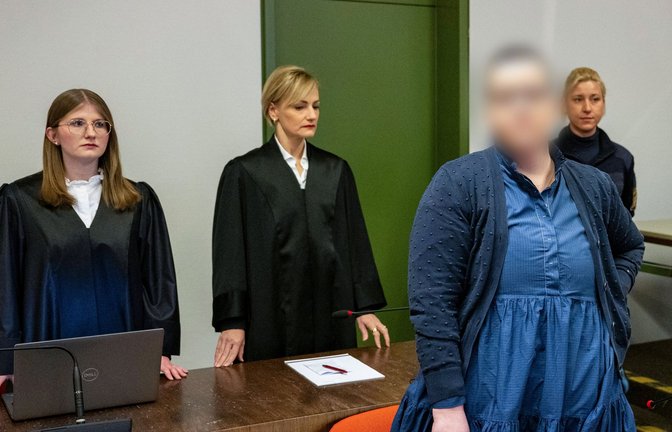 Die Angeklagte Andrea Tandler (vorne) steht vor der Urteilsverkündung im Gerichtssaal des Landgerichts vor ihren Rechtsanwältinnen Cheyenne Blum (l.) und Sabine Stetter.<span class='image-autor'>Foto: dpa/Lennart Preiss</span>