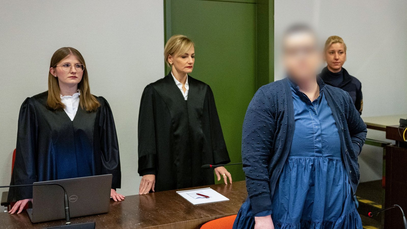 Die Angeklagte Andrea Tandler (vorne) steht vor der Urteilsverkündung im Gerichtssaal des Landgerichts vor ihren Rechtsanwältinnen Cheyenne Blum (l.) und Sabine Stetter.Foto: dpa/Lennart Preiss Die Angeklagte Andrea Tandler (vorne) steht vor der Urteilsverkündung im Gerichtssaal des Landgerichts vor ihren Rechtsanwältinnen Cheyenne Blum (l.) und Sabine Stetter.Foto: dpa/Lennart Preiss