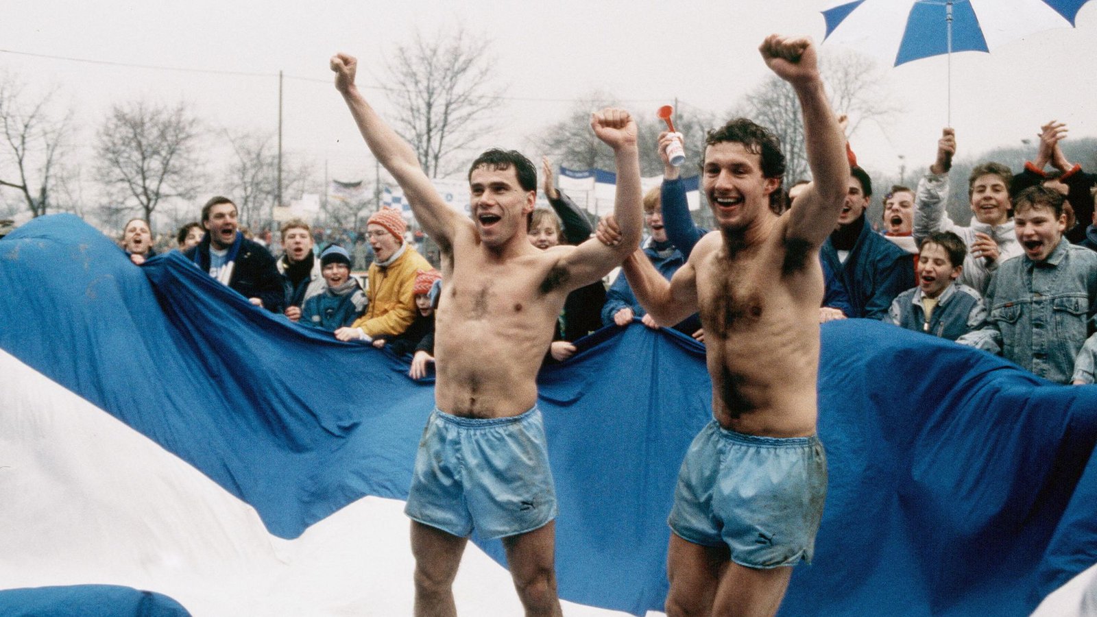 Die Pokal-Helden Ralf Vollmer (li.) und Bernd Schindler bejubeln nach dem 3:0  im Halbfinale gegen Fortuna Düsseldorf den Einzug ins Finale 1987.Foto: Baumann /baumann